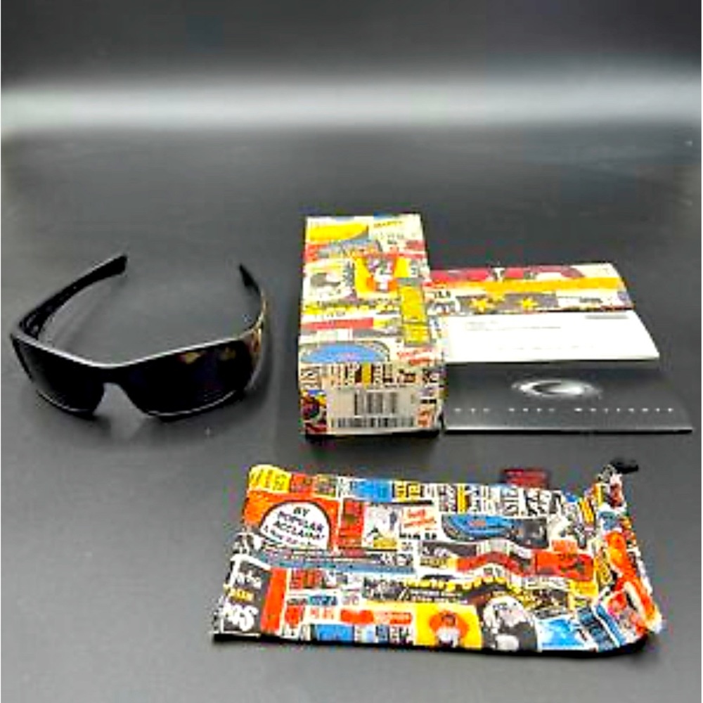 Oakley limited edition- Hijinx Art Chantry Matte Black  w/ Warm Grey Lenses